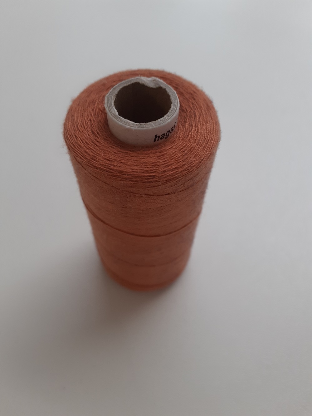 Universal sewing thread, brown, 1000m, loaded