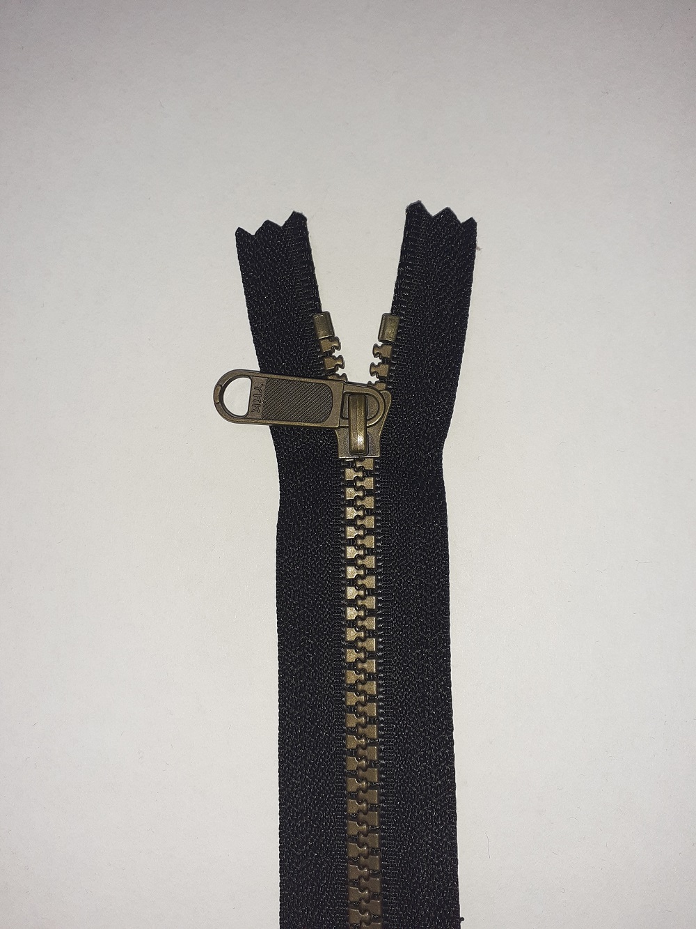 Zip 47cm kostěný, černá+bronz