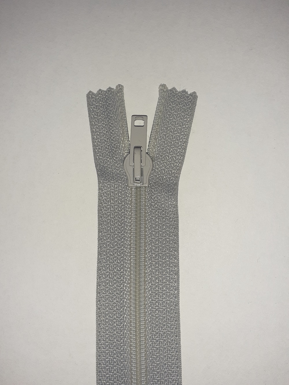 Zip 60cm spirálový, šedý