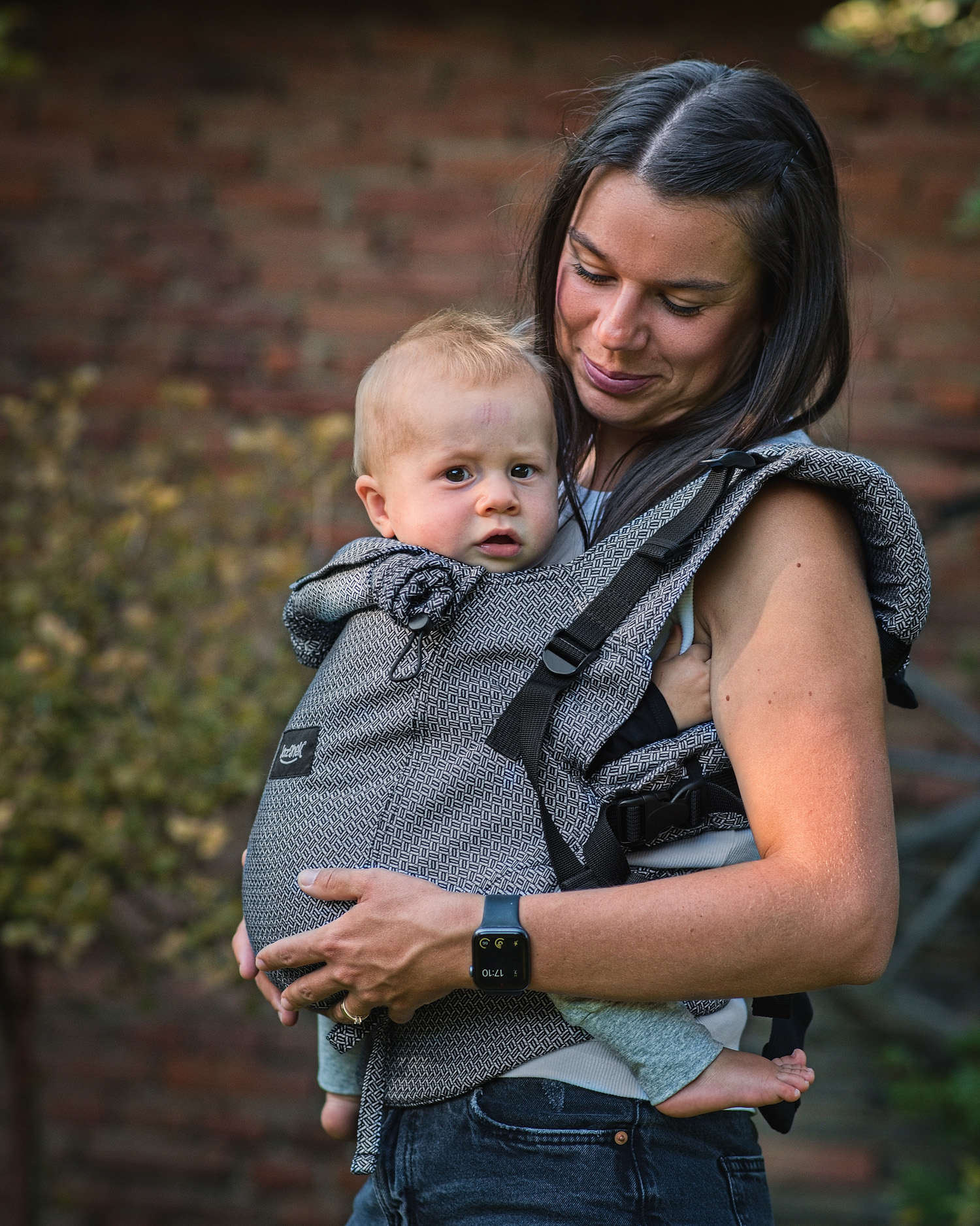 Ergonomické nosítko pro děti od 6 měsíců TODDLER (DAN), černo-bílý vzor